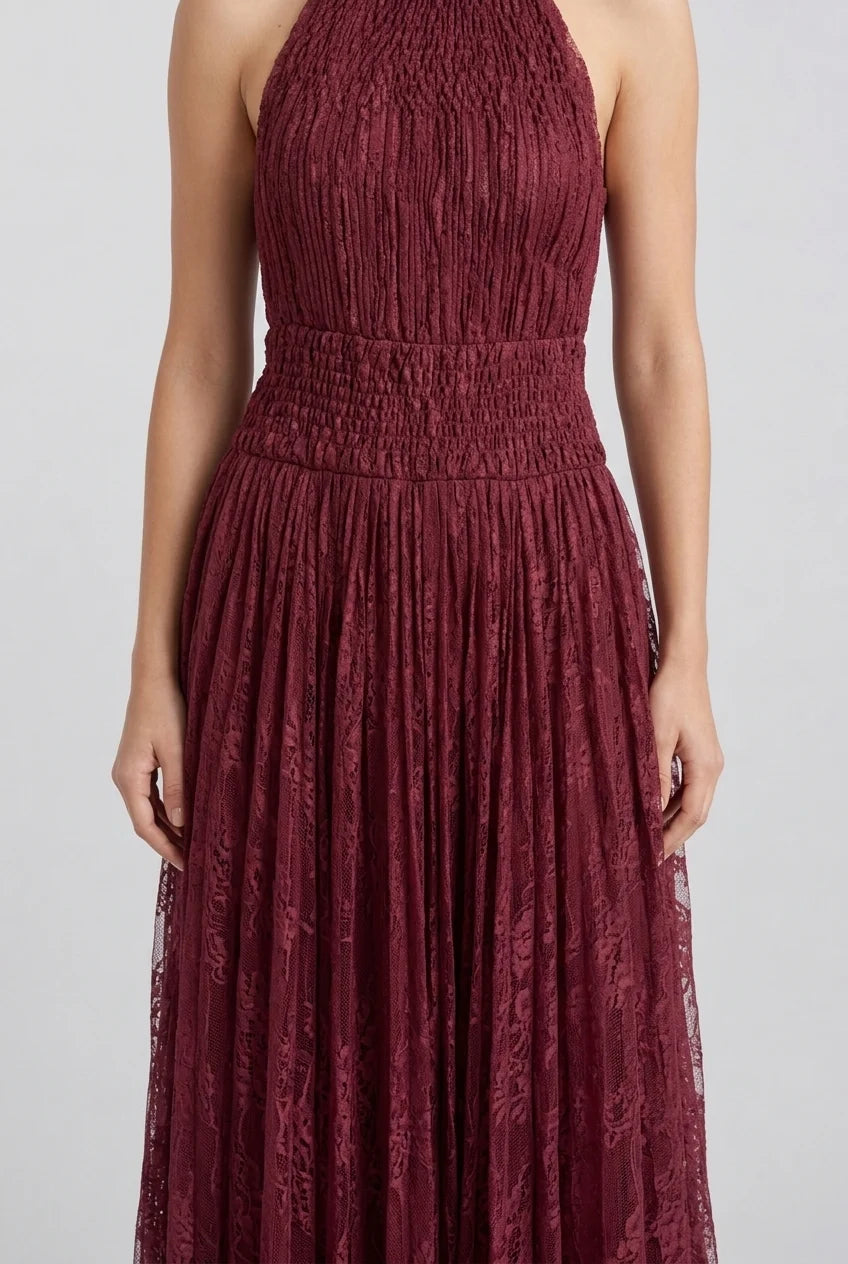 Abito lungo da sera bordeaux senza maniche, con scollo alto all'americana, plissé e tulle