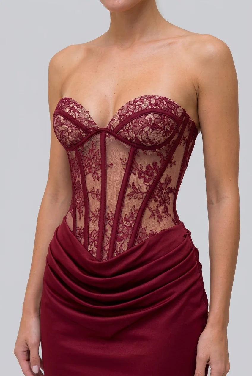 Robe de soirée longue bordeaux bustier, avec corsage corseté en dentelle drapé