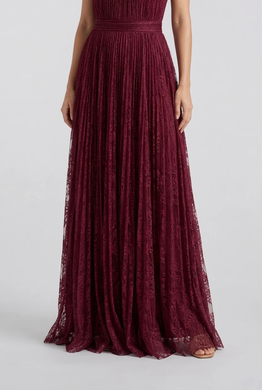 Abito lungo da sera bordeaux senza maniche, con scollo alto all'americana, plissé e tulle