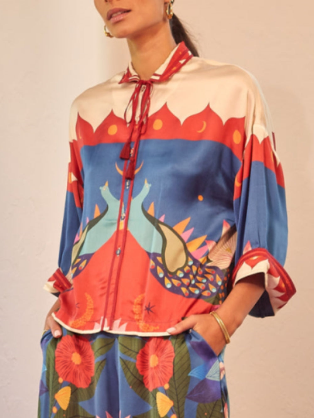 Top com gola aberta e mangas estilo quimono
