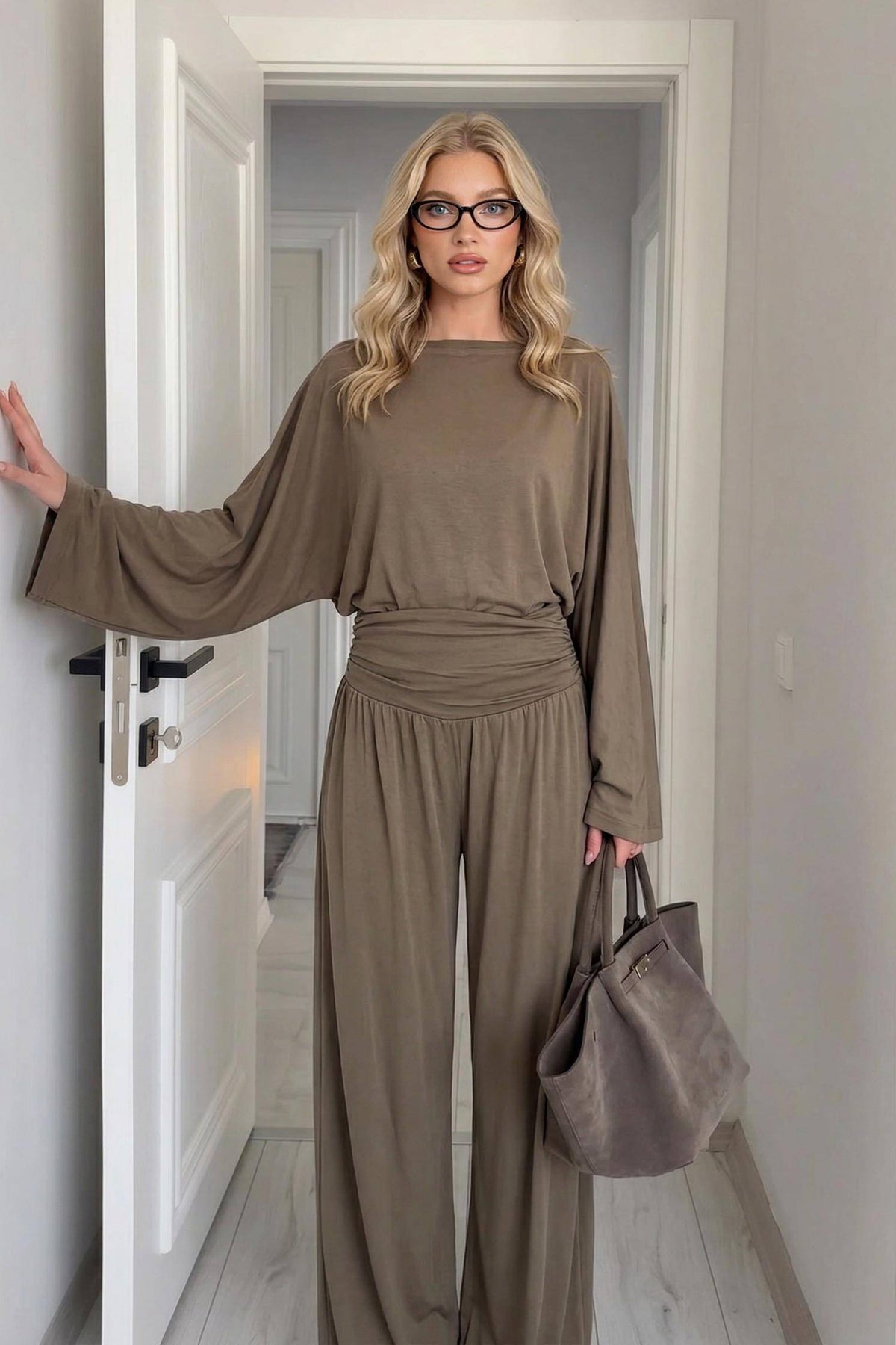 Completo casual con maglietta a maniche lunghe e pantaloni a gamba larga