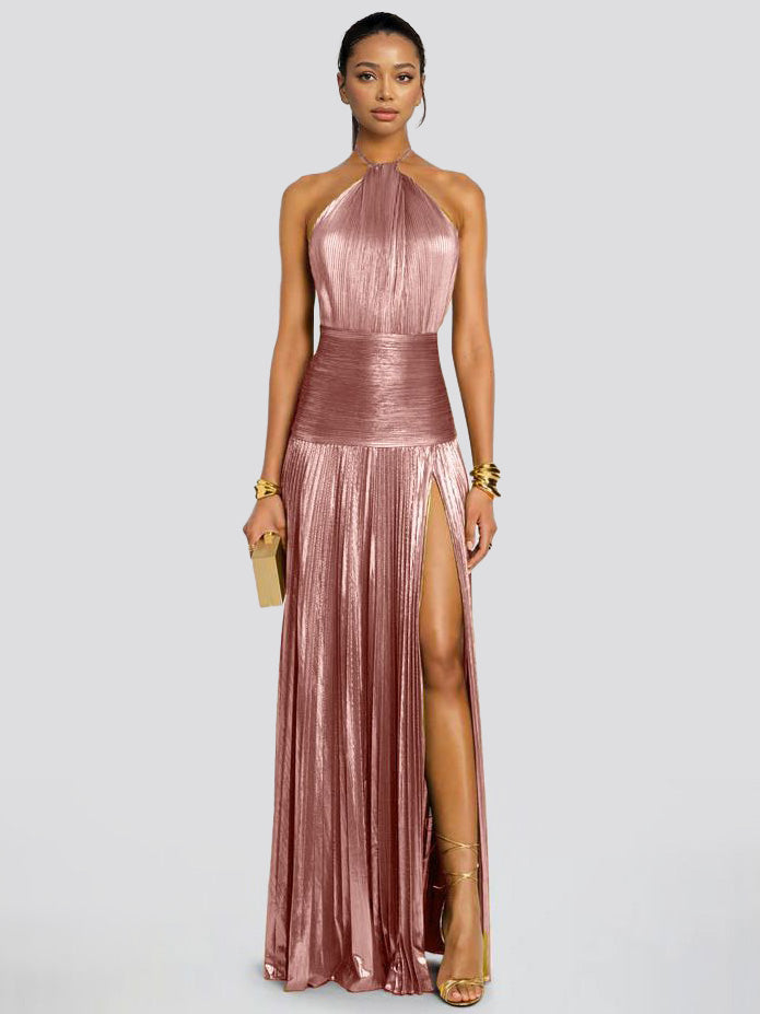 Elegantes Maxikleid mit Metallic-Plisseefalten und Neckholder