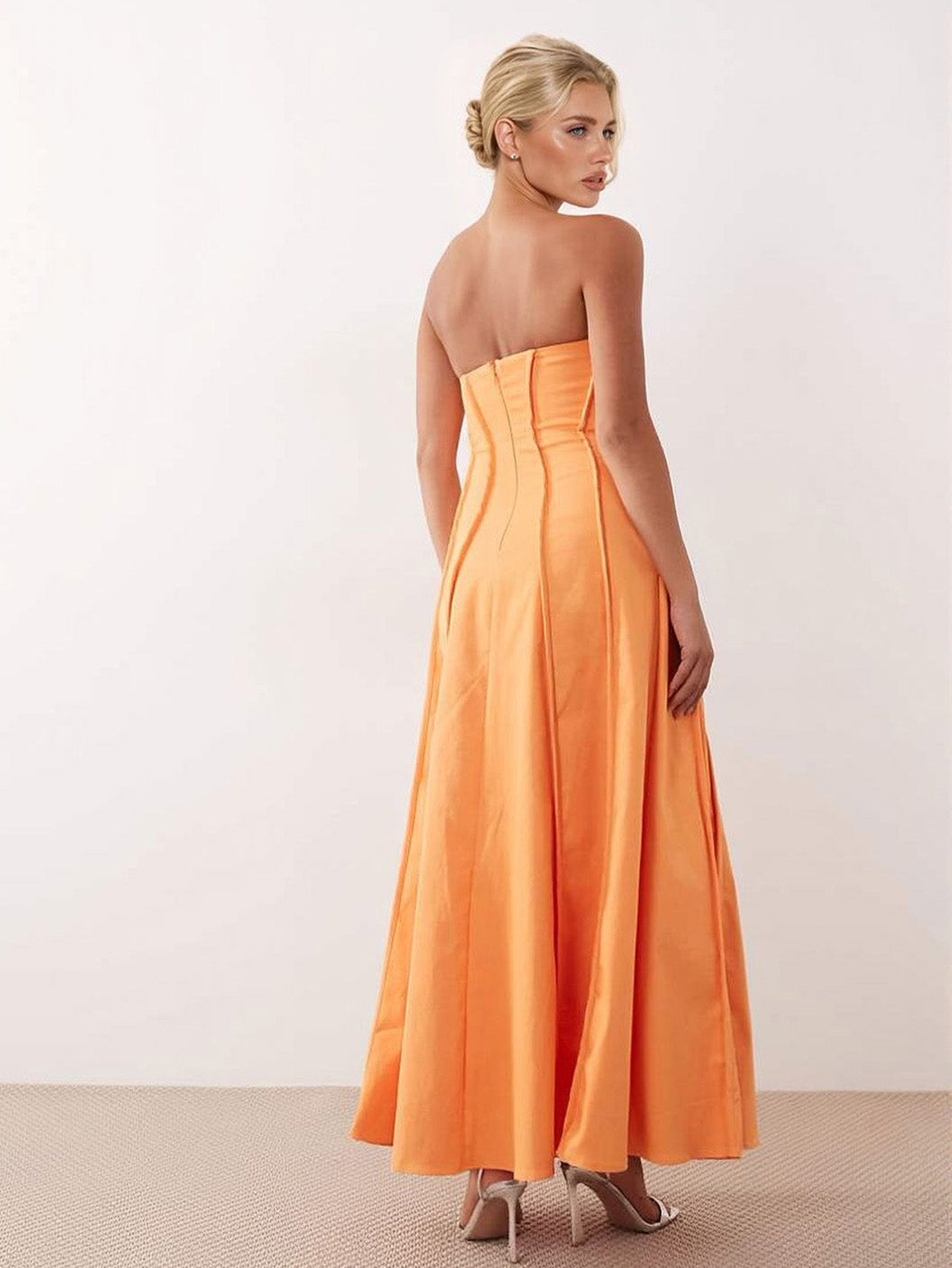 Elegante maxi abito a trapezio con corsetto senza spalline