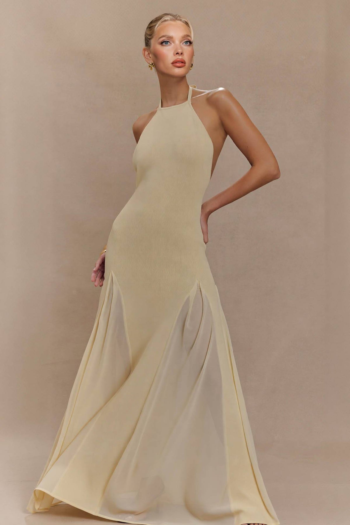Vestido largo que combina punto y tul, con cuello halter