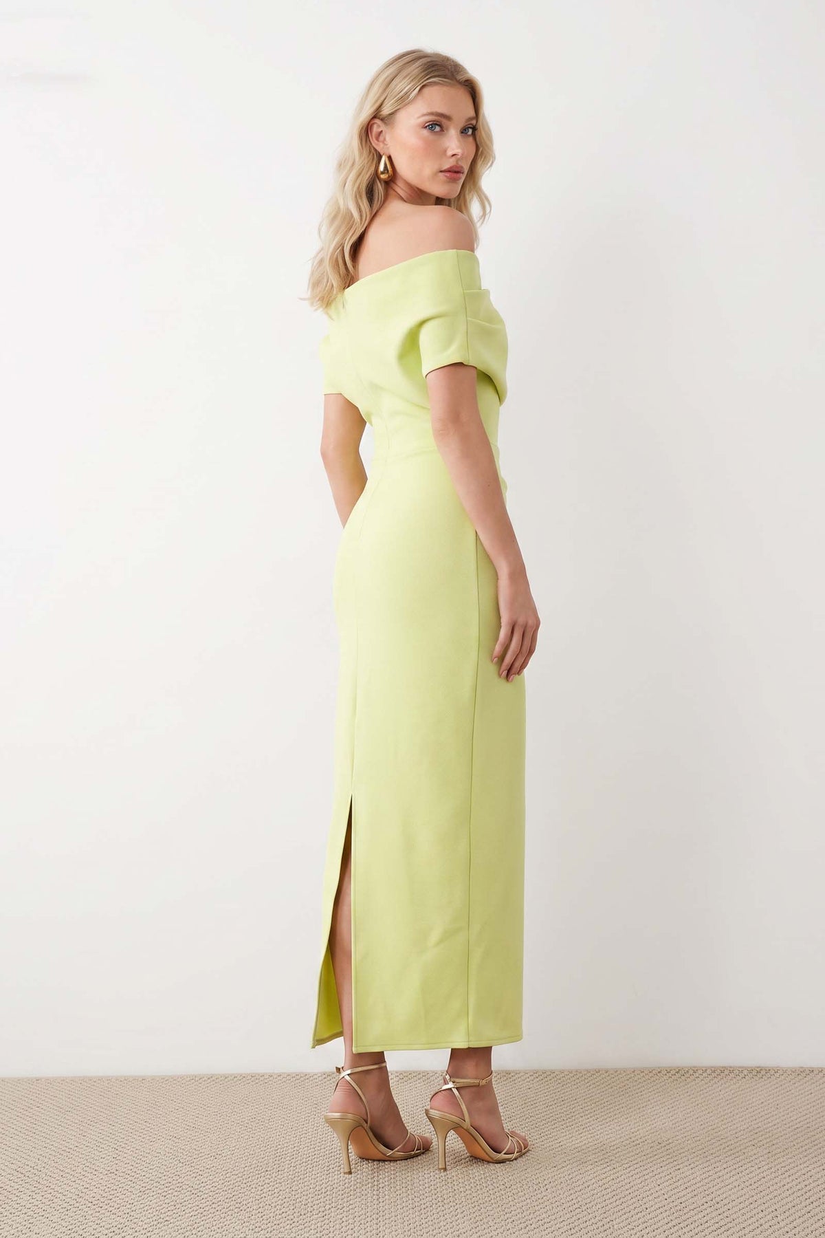Vestido largo plisado con hombros descubiertos