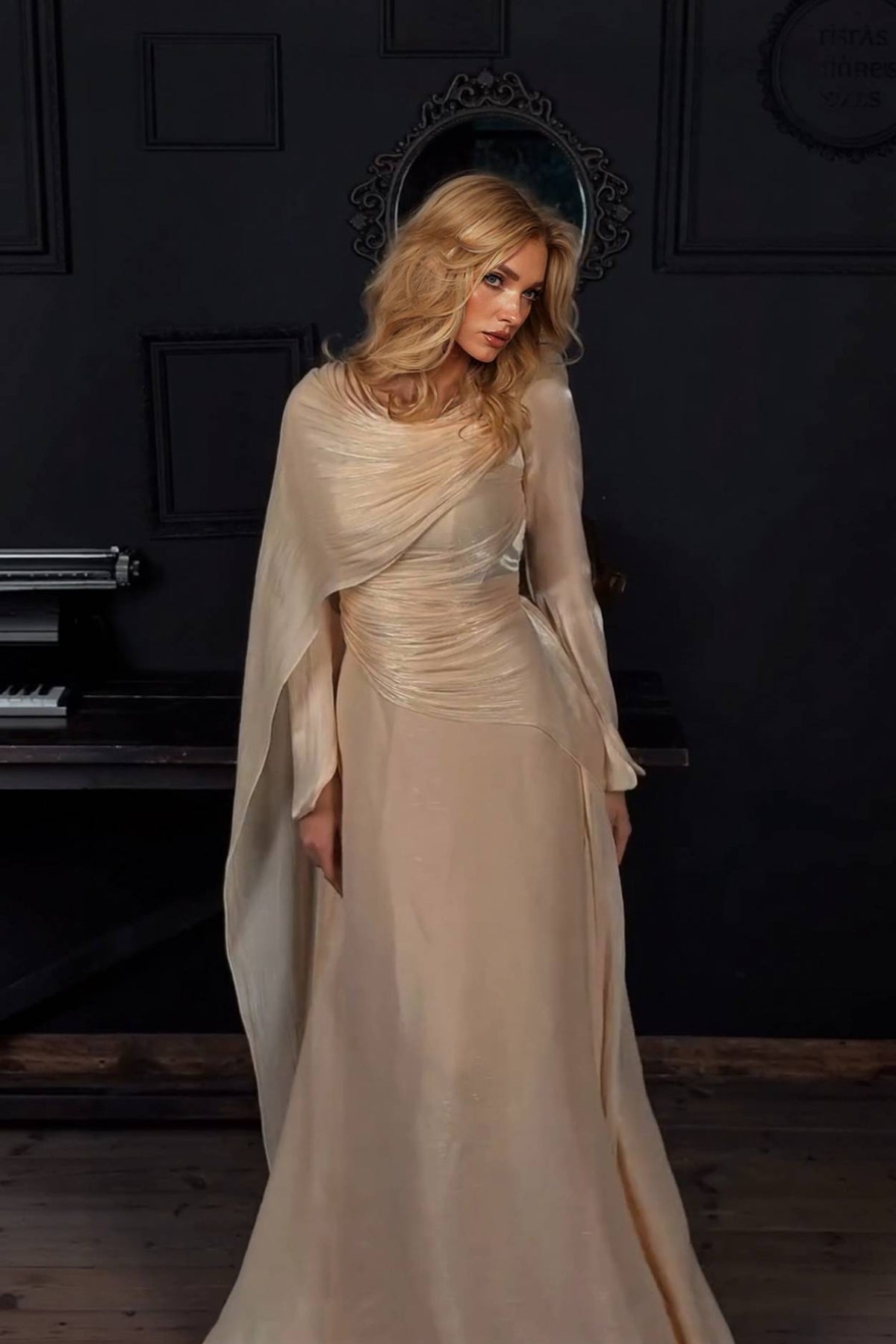 Maxikleid mit plissiertem Schleifendesign