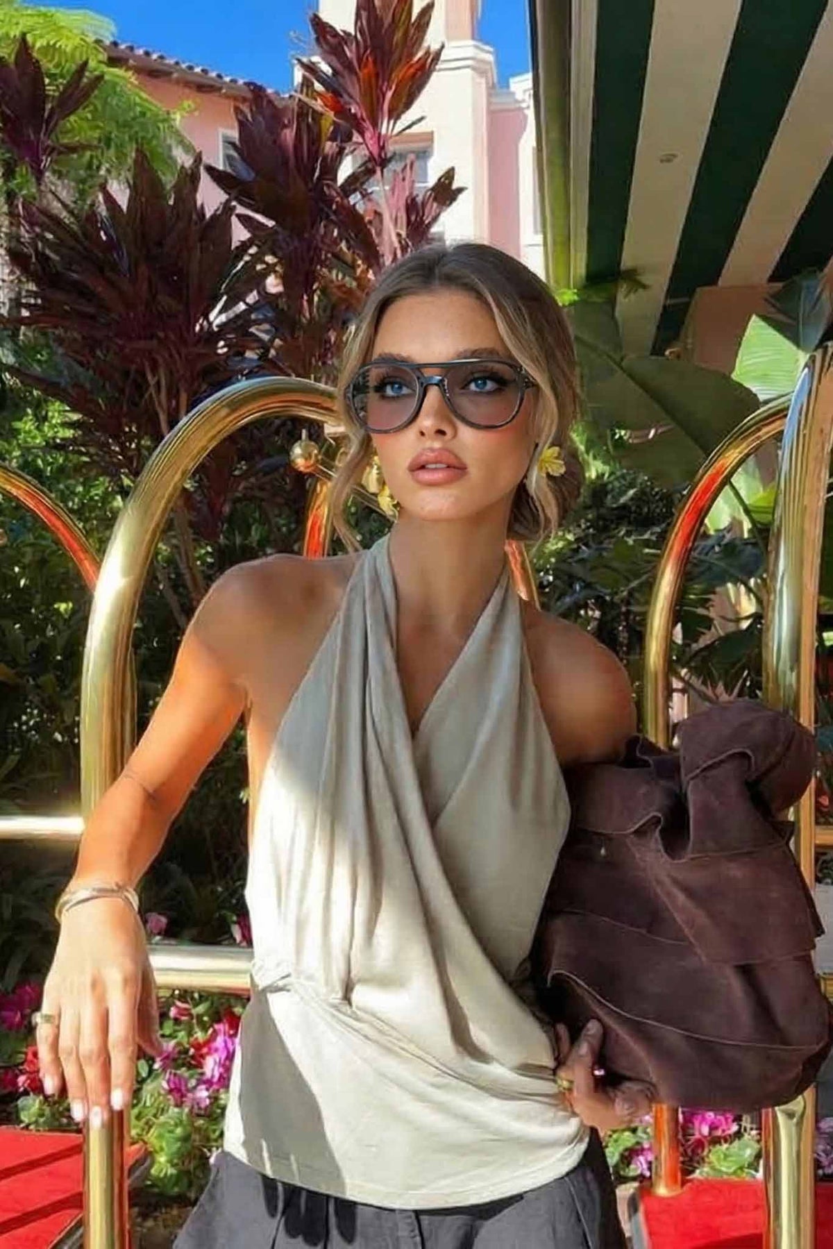 Conjunto minimalista de top halter com costas descobertas e calças