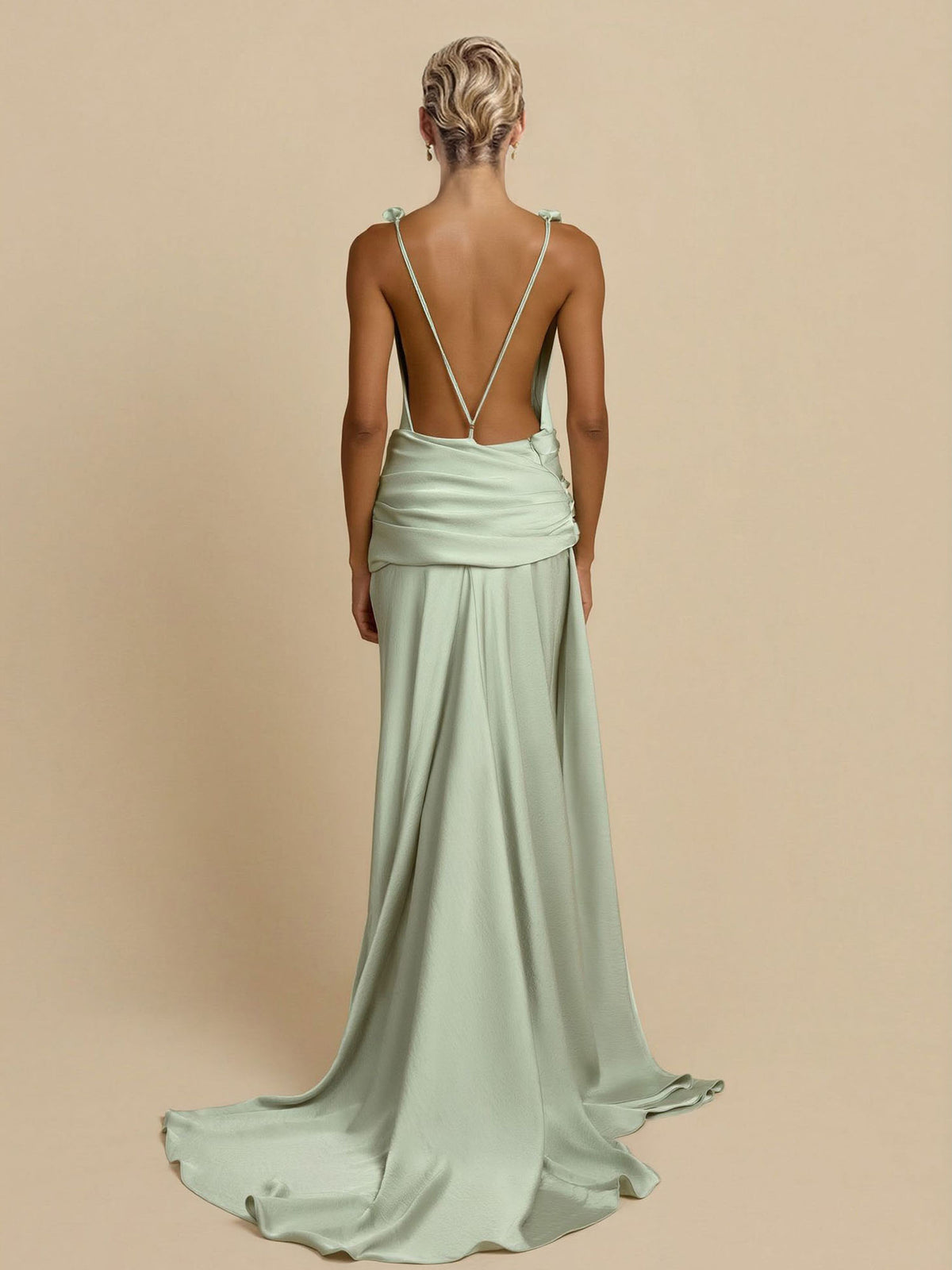 Vestido maxi elegante fluido em cetim com decote em V profundo e franzido