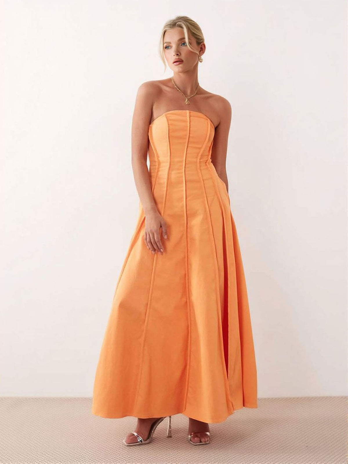 Elegante maxi abito a trapezio con corsetto senza spalline
