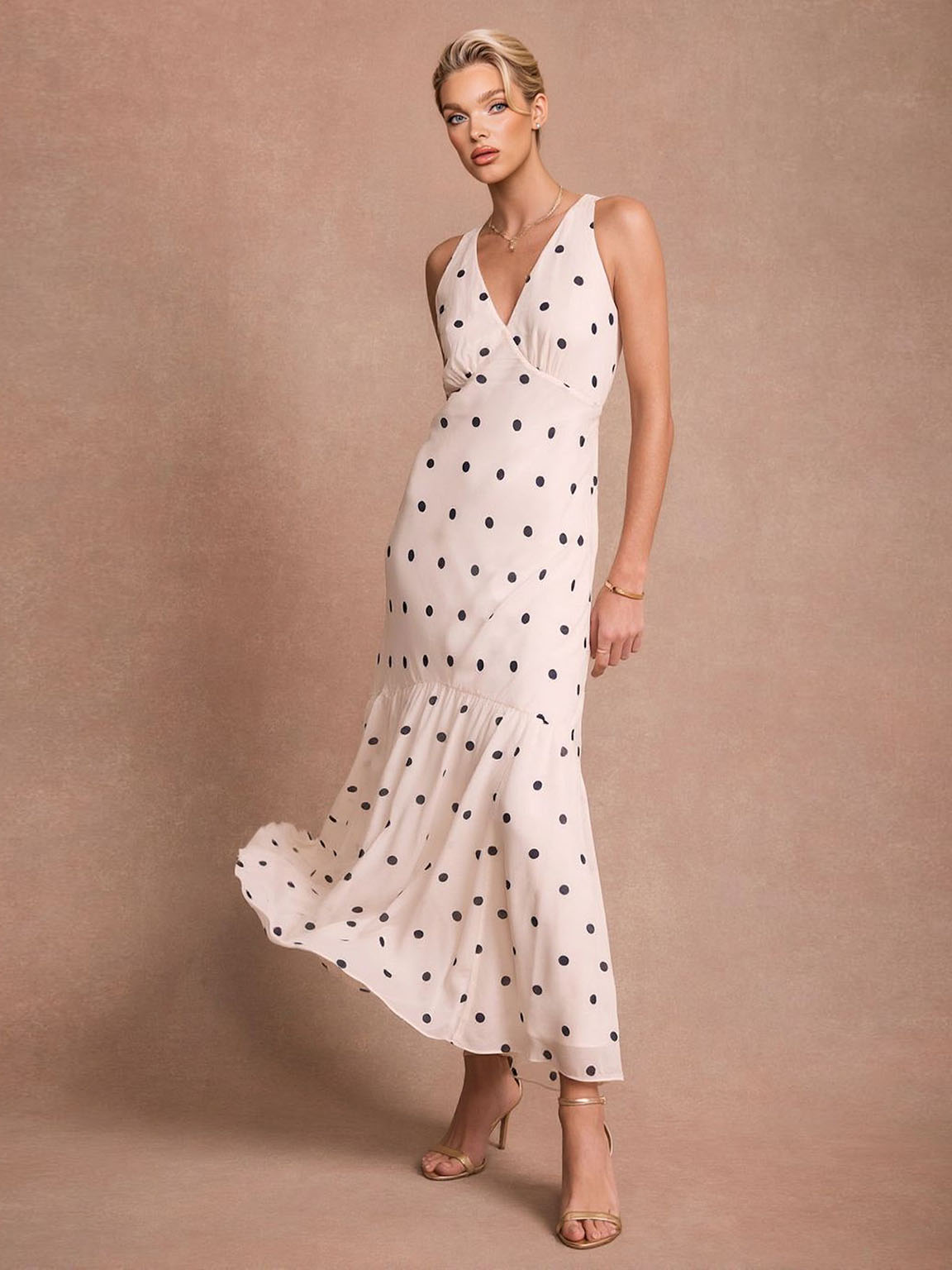 Maxi abito elegante in chiffon a pois, con volant a strati e mantella
