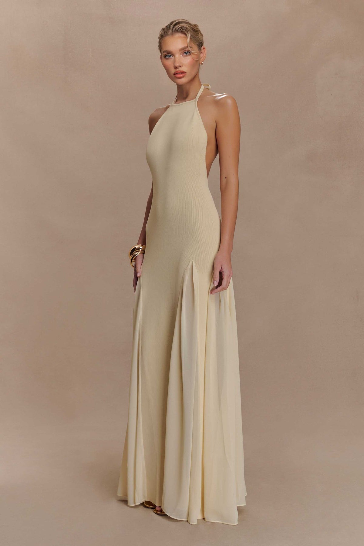 Vestido largo que combina punto y tul, con cuello halter