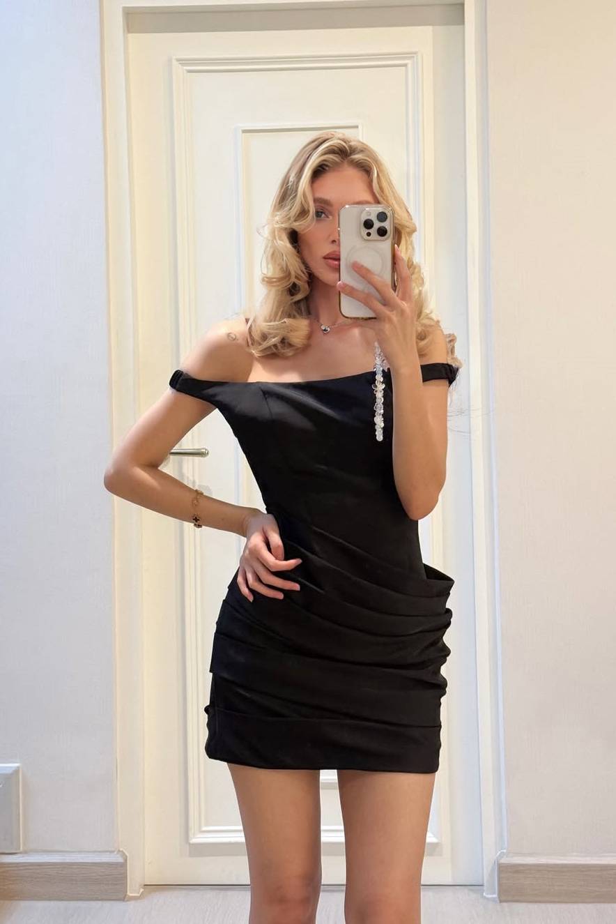 Mini-robe plissée à épaules dénudées