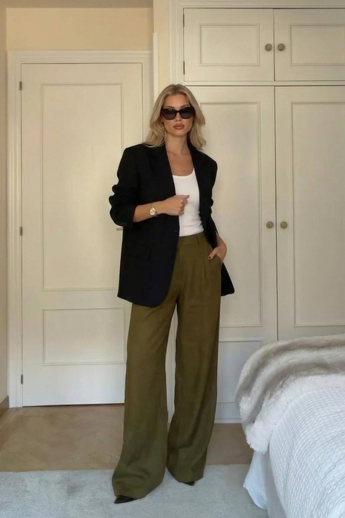 Minimalistischer Hosenanzug mit Blazer und Hose mit weitem Bein