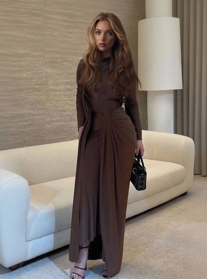 Vestido maxi de design assimétrico, plissado e de manga comprida