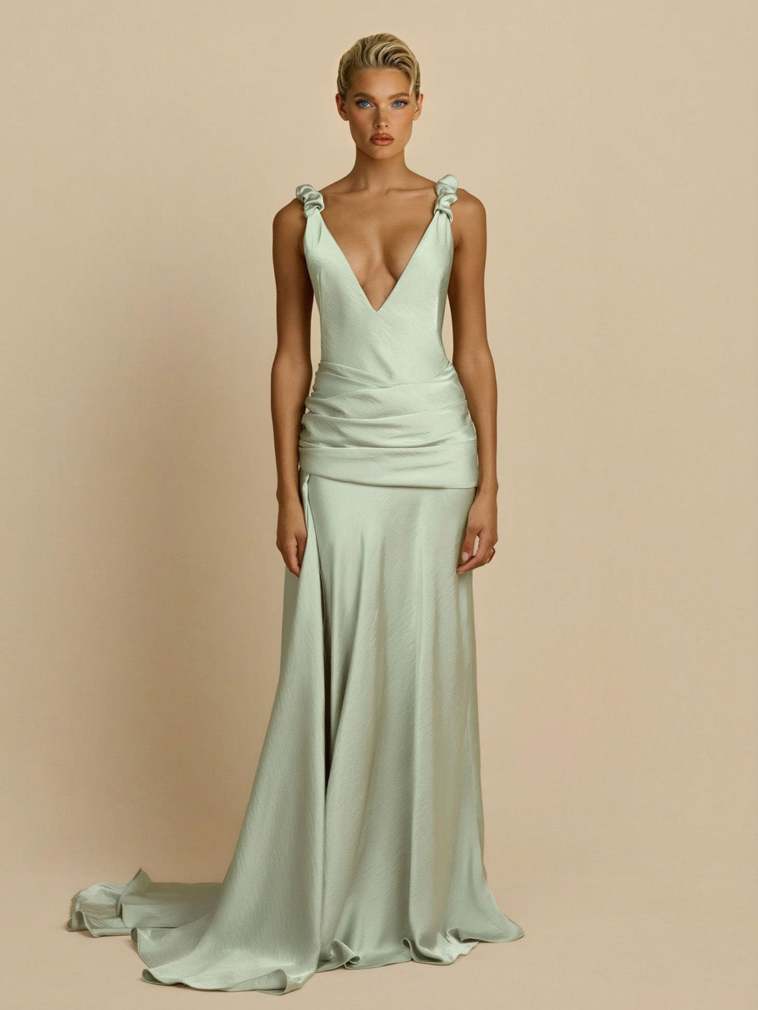 Vestido maxi elegante fluido em cetim com decote em V profundo e franzido