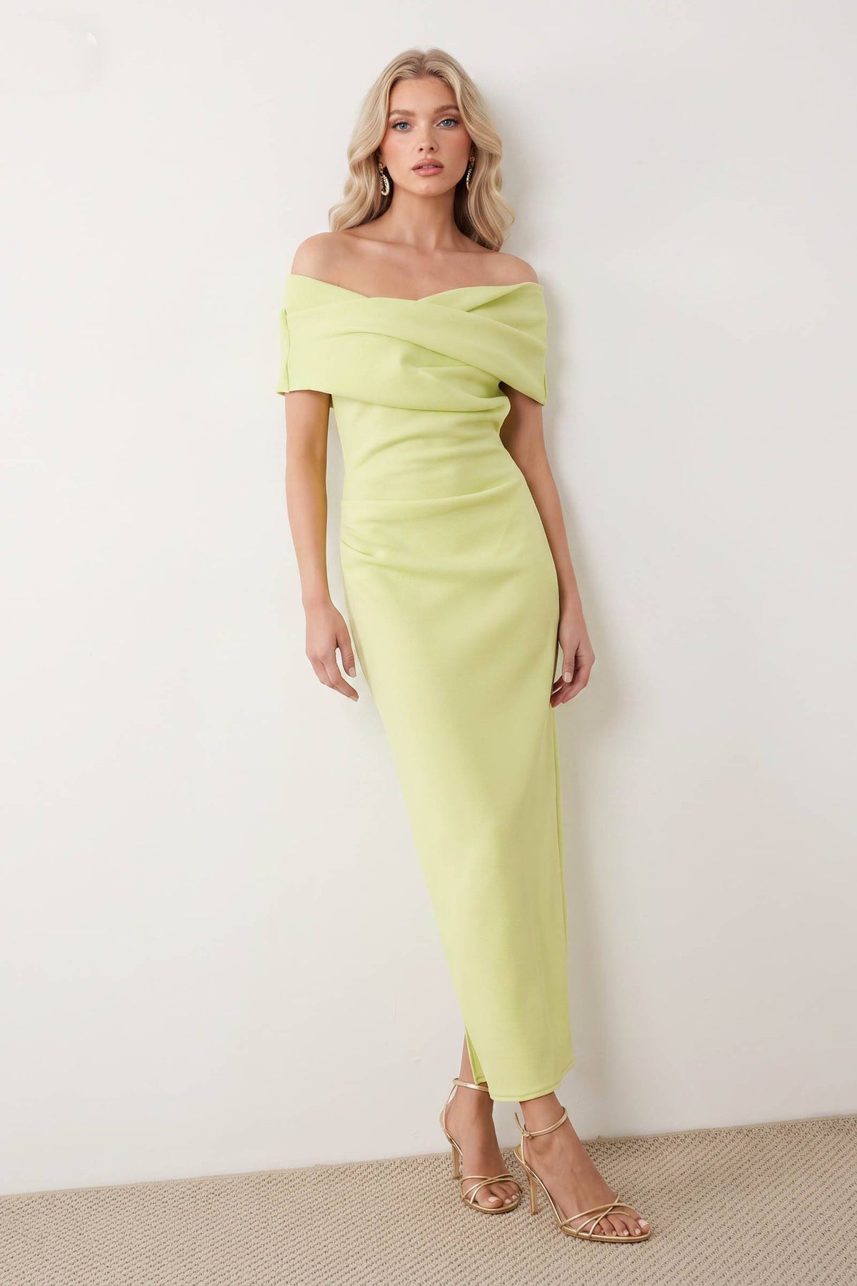Vestido largo plisado con hombros descubiertos