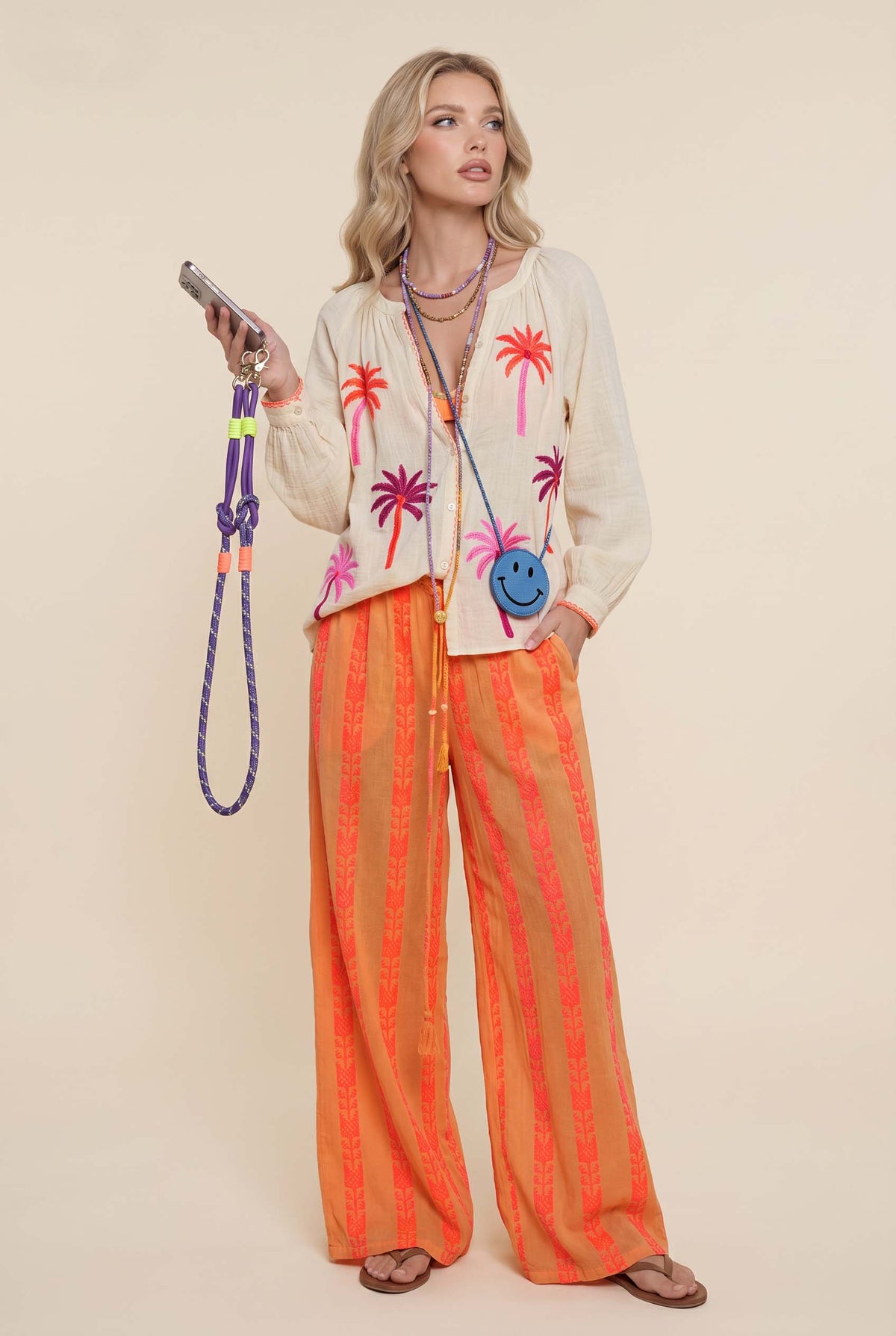 Completo con camicia floreale e pantaloni a gamba larga a righe