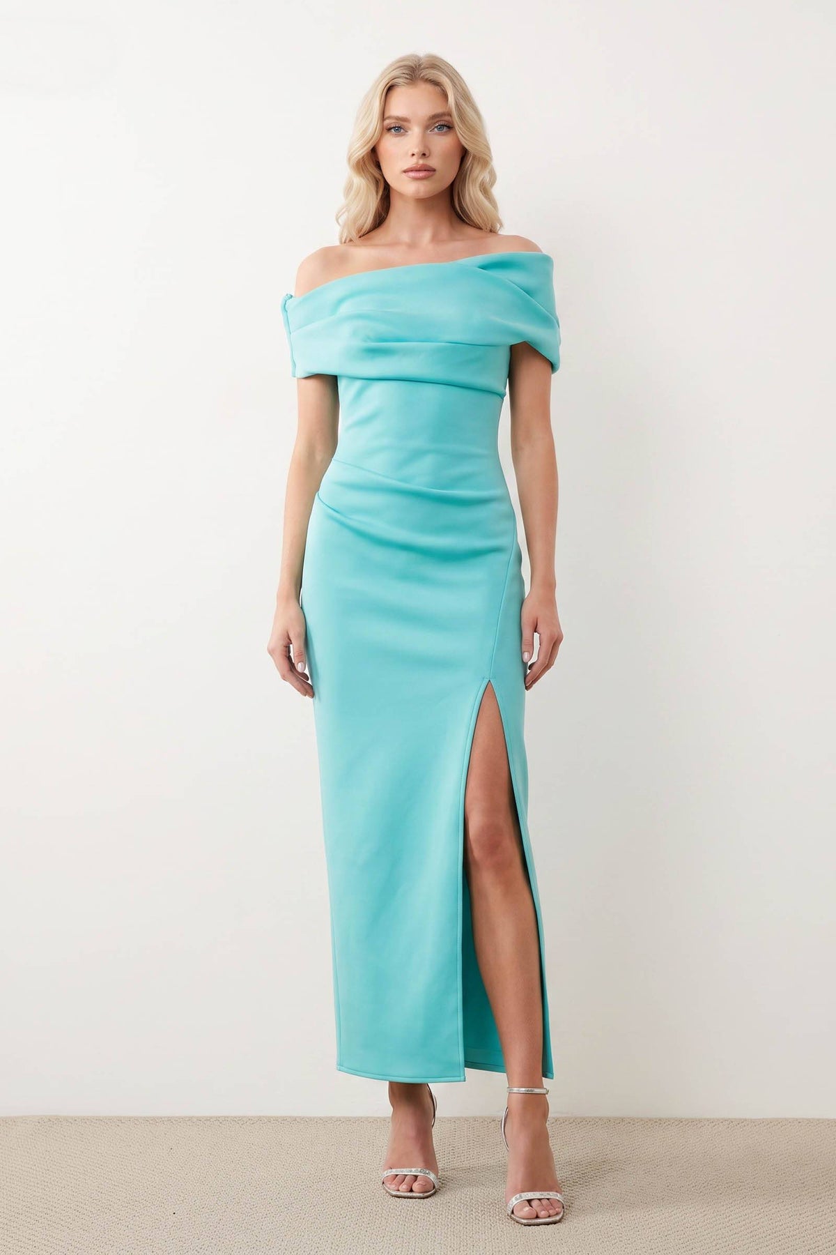 Vestido largo plisado con hombros descubiertos