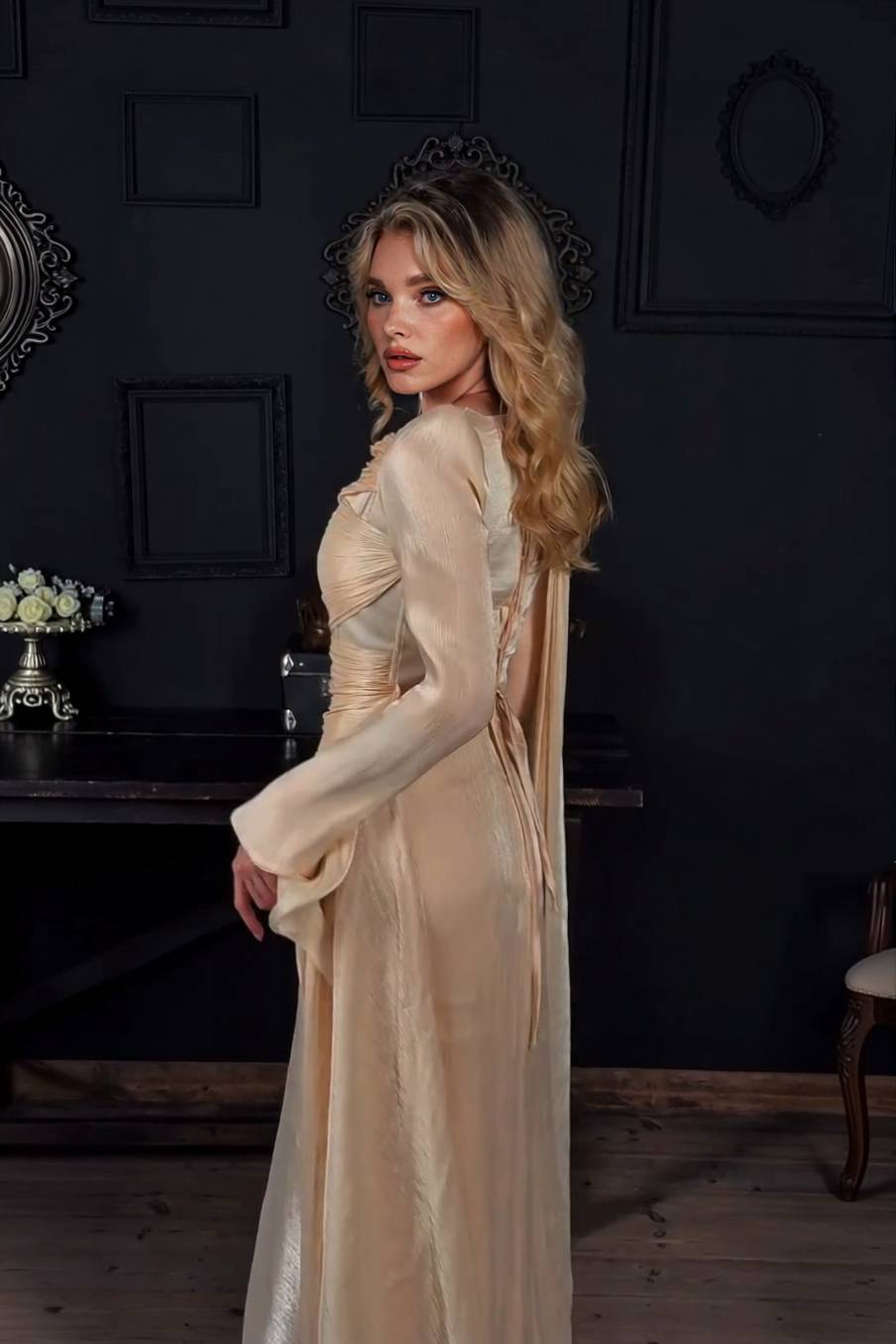 Maxikleid mit plissiertem Schleifendesign