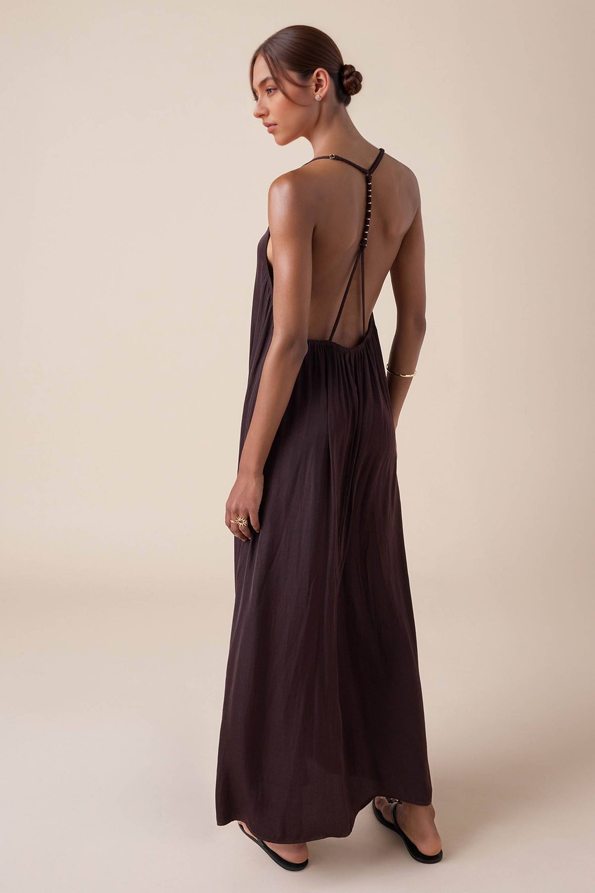 Robe longue à col en V et dos nu
