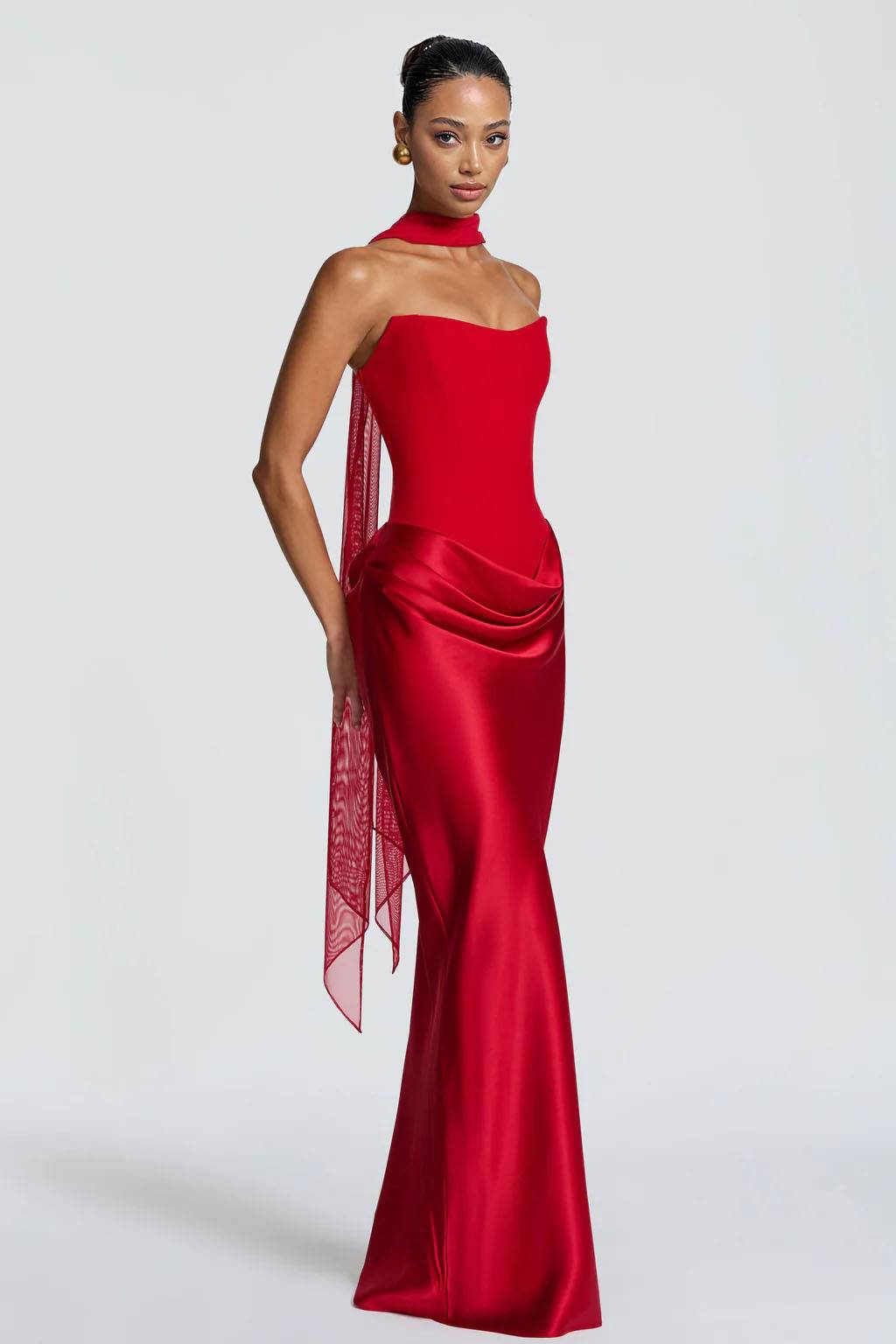 Vestido largo con diseño de pañuelo plisado