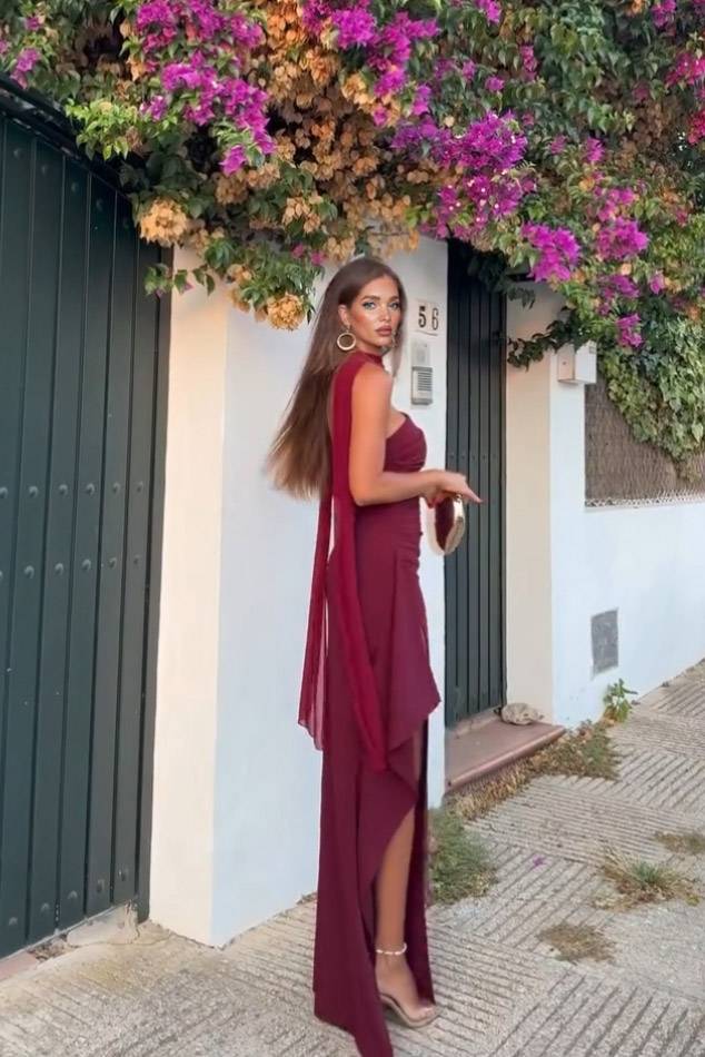 فستان ماكسي بفتحة جانبية ووشاح