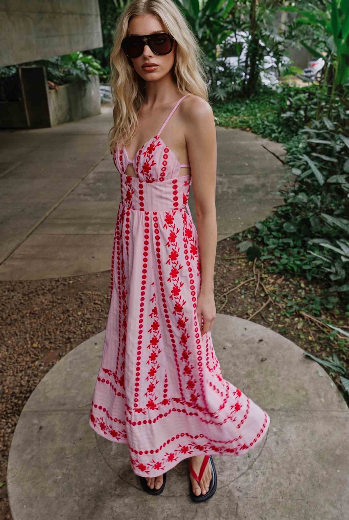 Midikleid mit Cut-out-Design und Spaghettiträgern