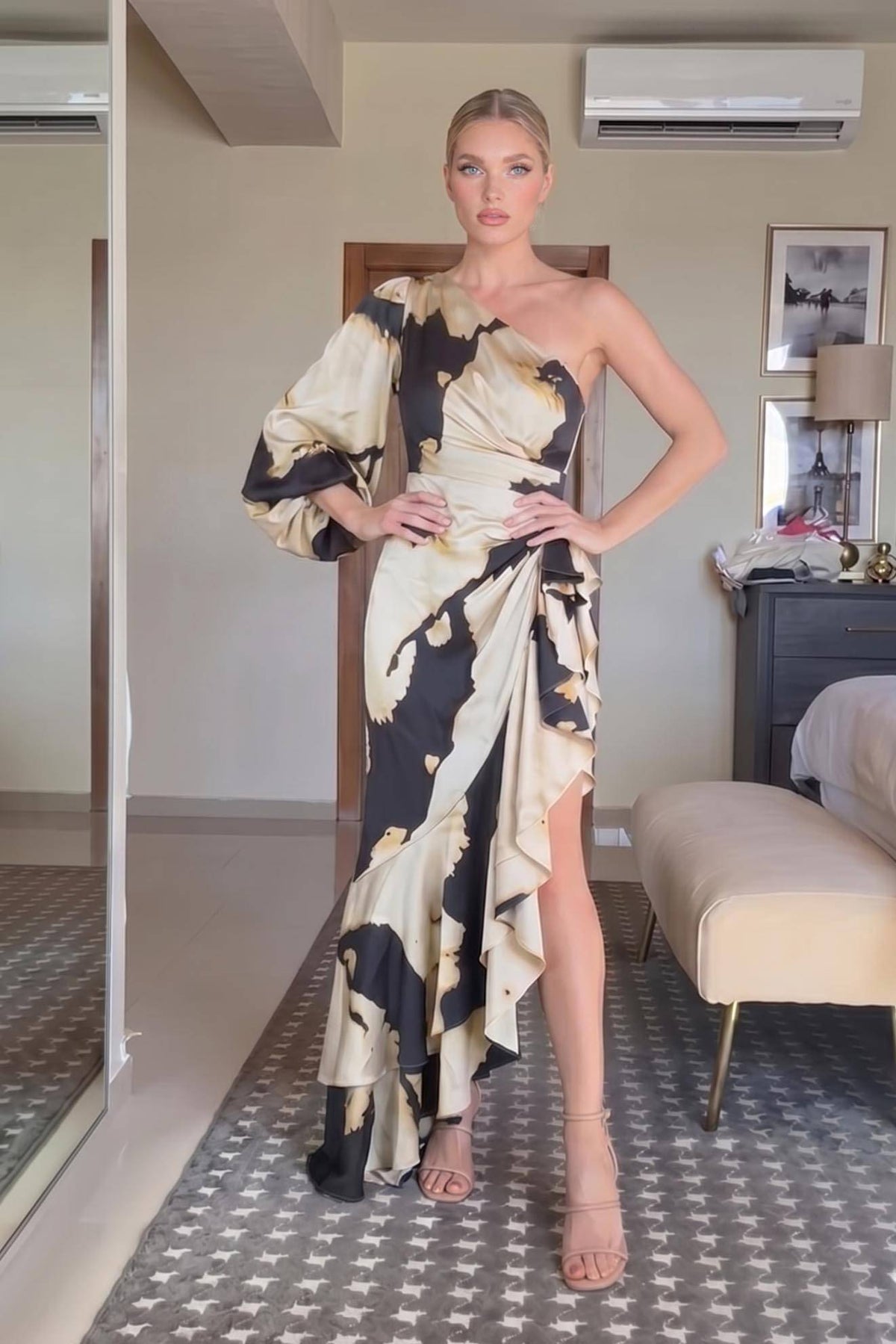 Maxikleid mit einem Ärmel und asymmetrischem Saum