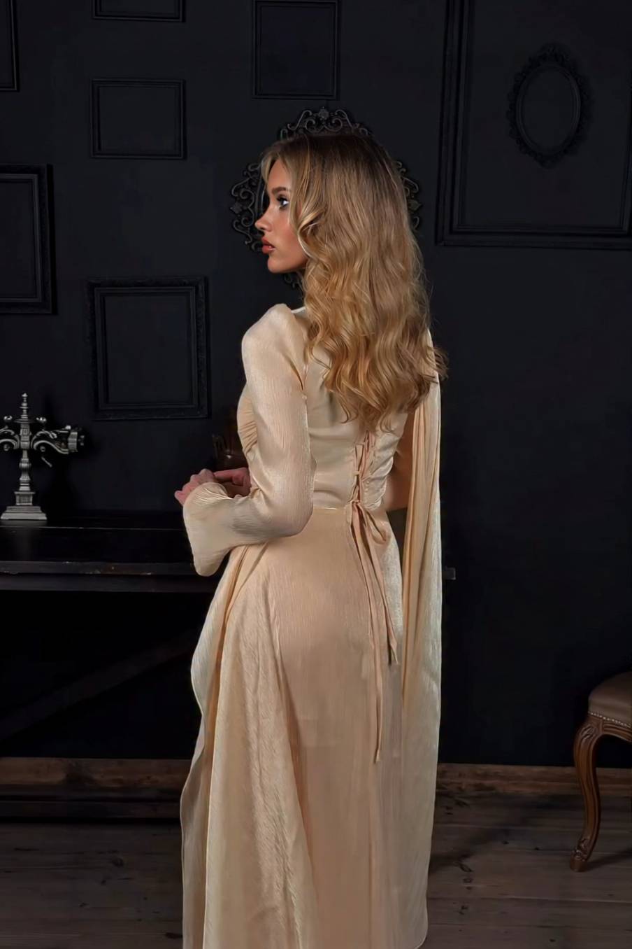 Maxikleid mit plissiertem Schleifendesign