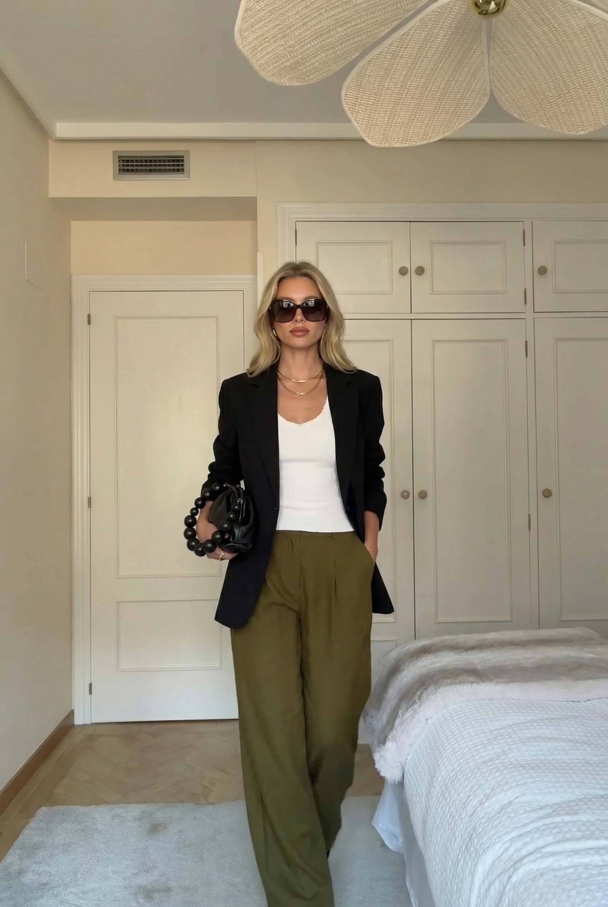 Minimalistischer Hosenanzug mit Blazer und Hose mit weitem Bein