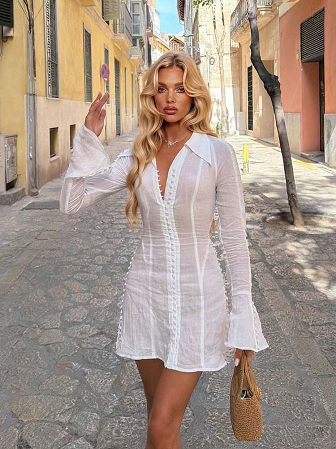 Vestido curto casual com botões à frente e mangas à boca de sino