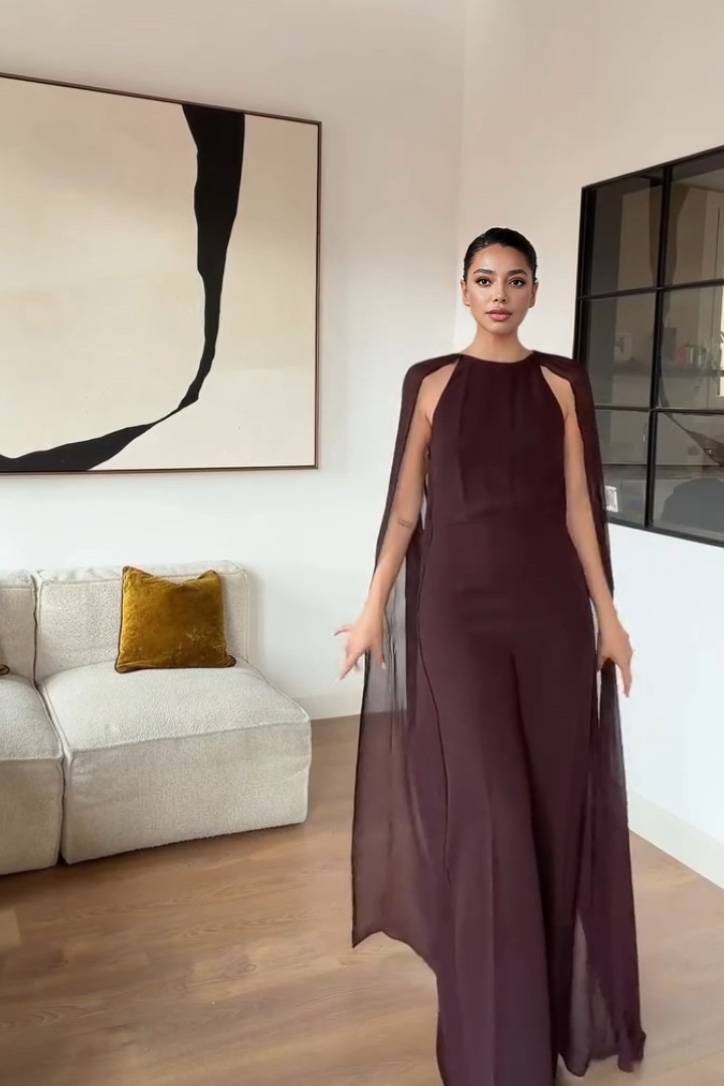 Tuta minimalista con design a mantella