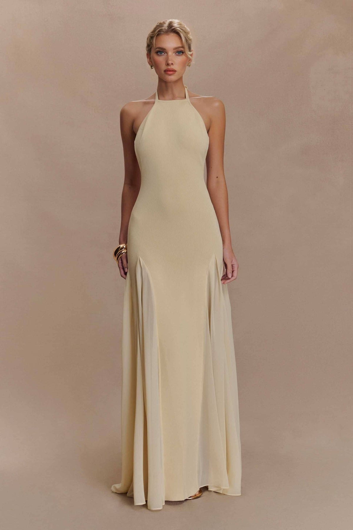 Vestido largo que combina punto y tul, con cuello halter