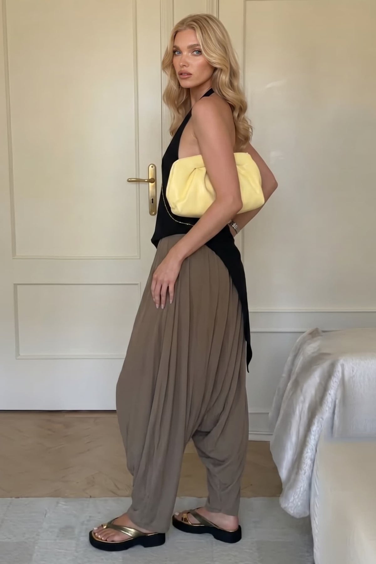 Conjunto de top com alças ao pescoço e cuecas largas