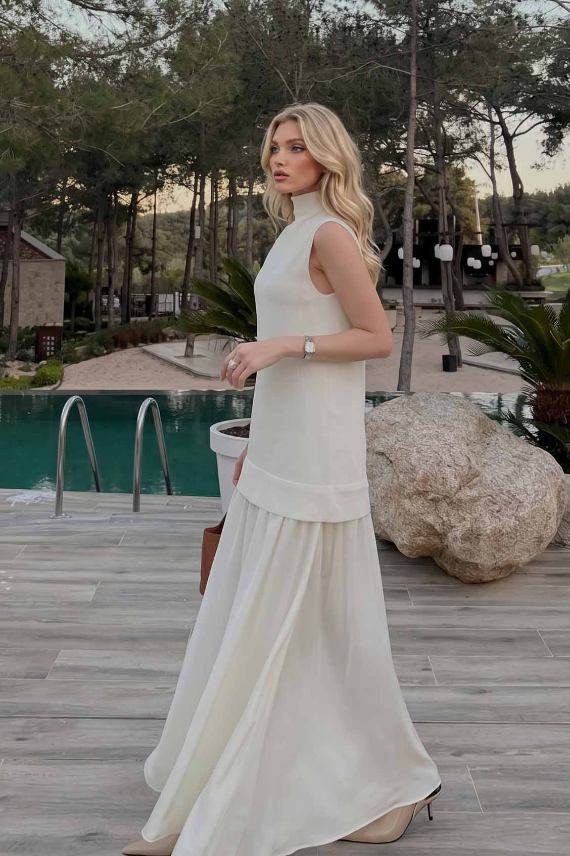 Ärmelloses Maxikleid mit hohem Kragen