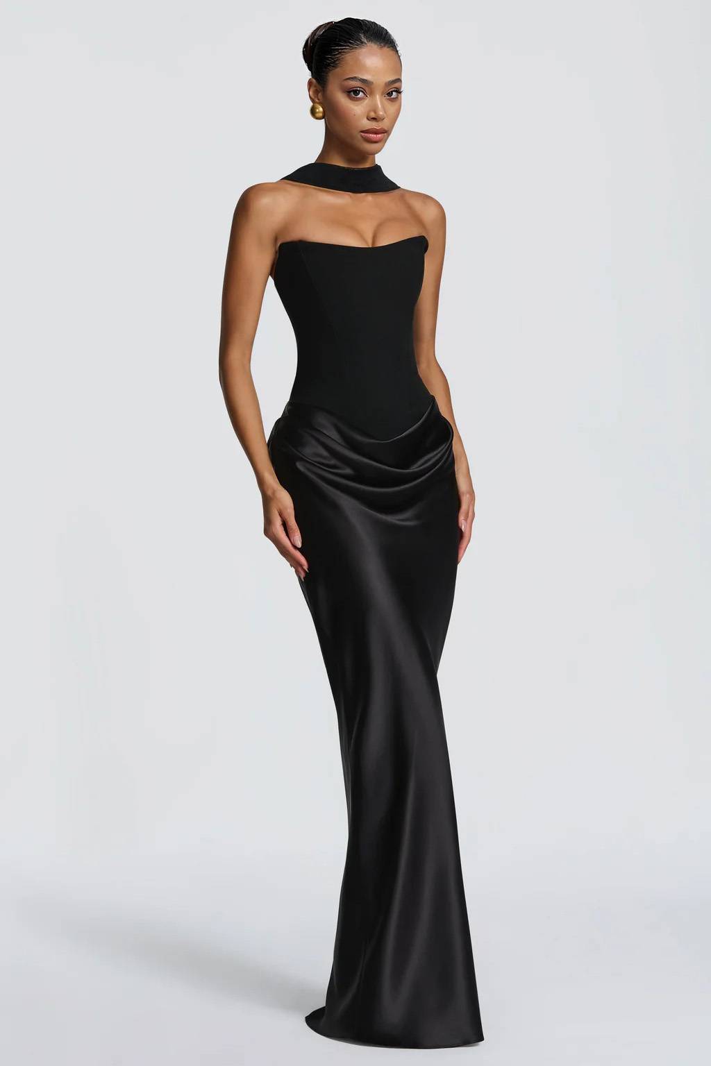 Vestido largo con diseño de pañuelo plisado