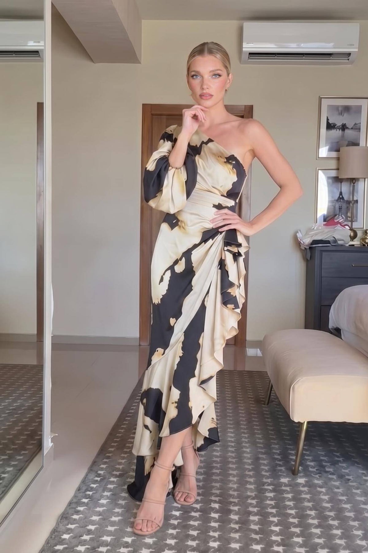 Maxikleid mit einem Ärmel und asymmetrischem Saum