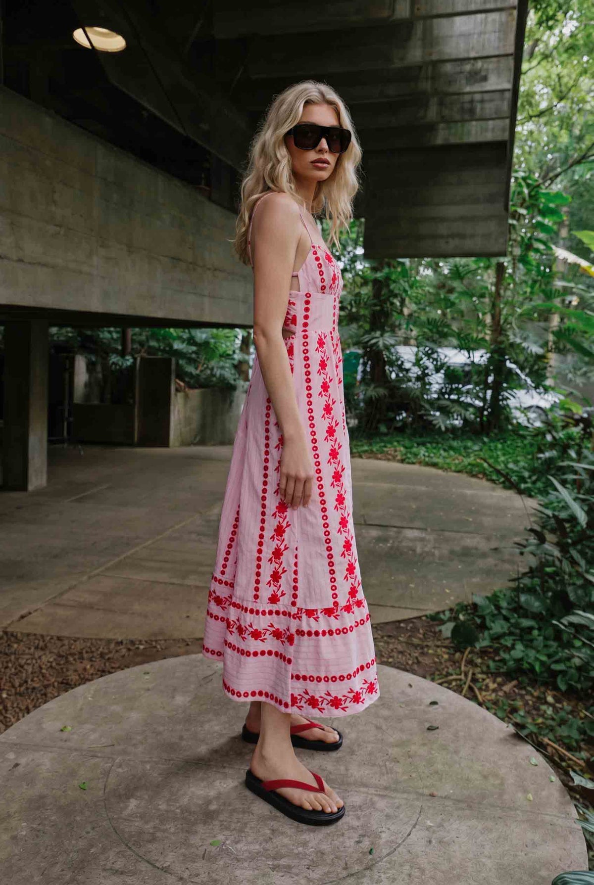 Midikleid mit Cut-out-Design und Spaghettiträgern