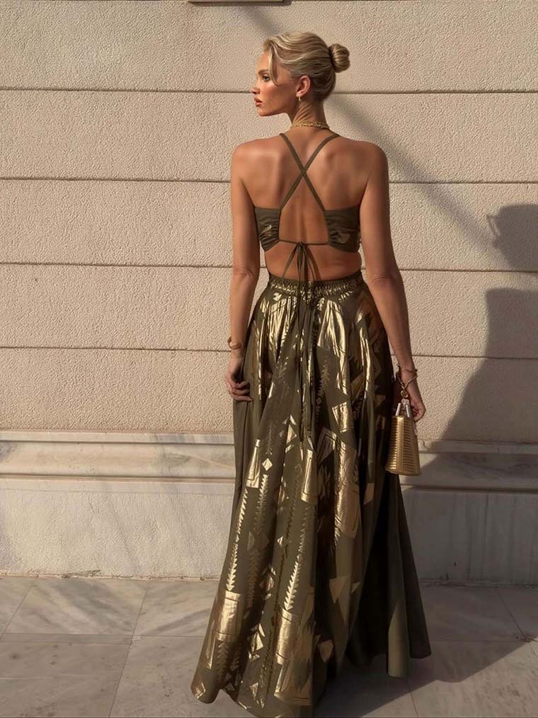 Maxi-robe élégante avec imprimé à la feuille d’or et découpes à la taille