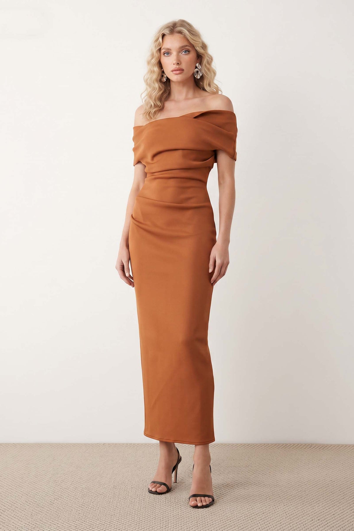Vestido largo plisado con hombros descubiertos