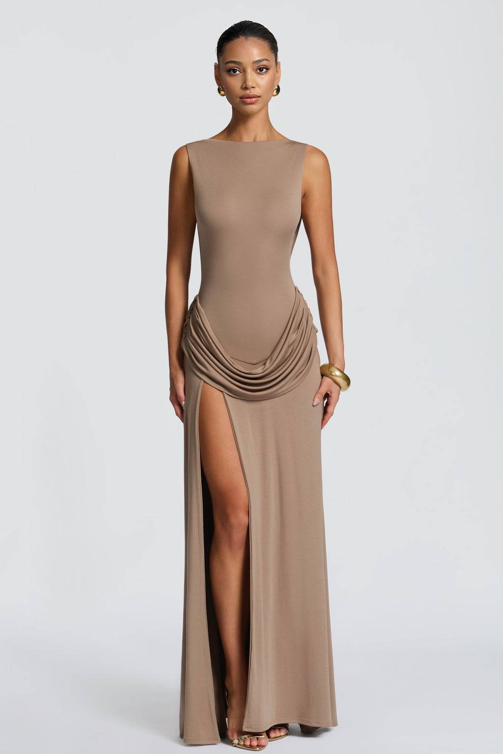 Maxikleid mit Faltendesign und Schlitz