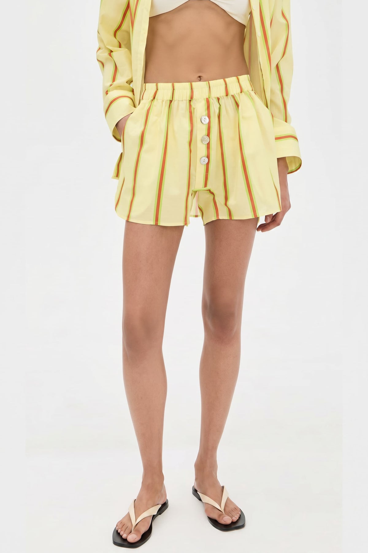 Set aus gestreiftem Hemd und Shorts