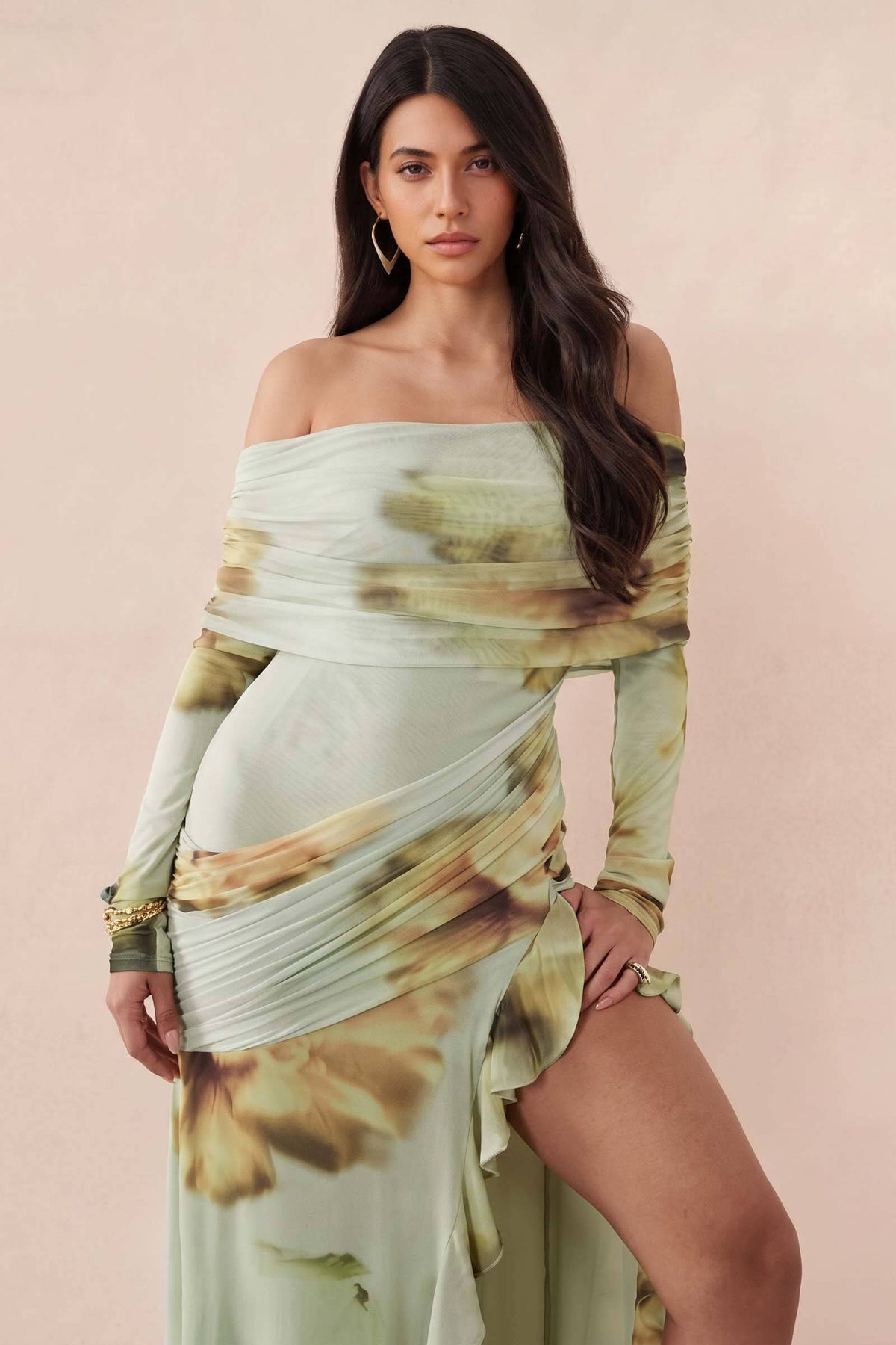 Bedrucktes schulterfreies Maxikleid mit Schlitz