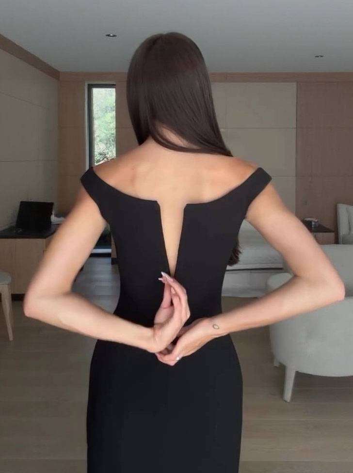 Minimalist V-Neck Slim-Fit Maxi Dress