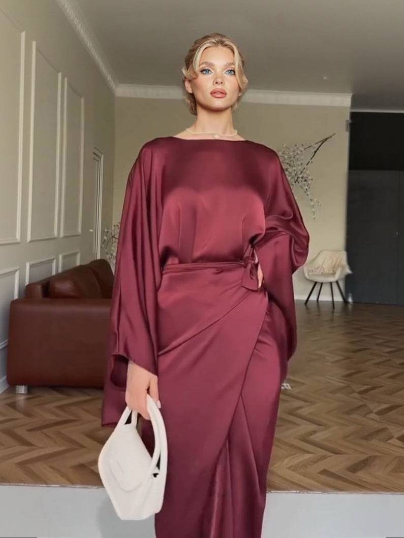 Conjunto minimalista de camisa larga e saia com atacadores