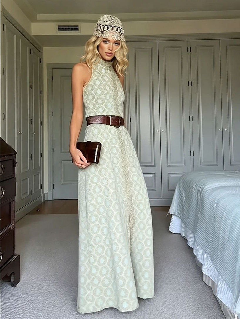 Elegante maxi abito con stampa geometrica, collo alto e spacco