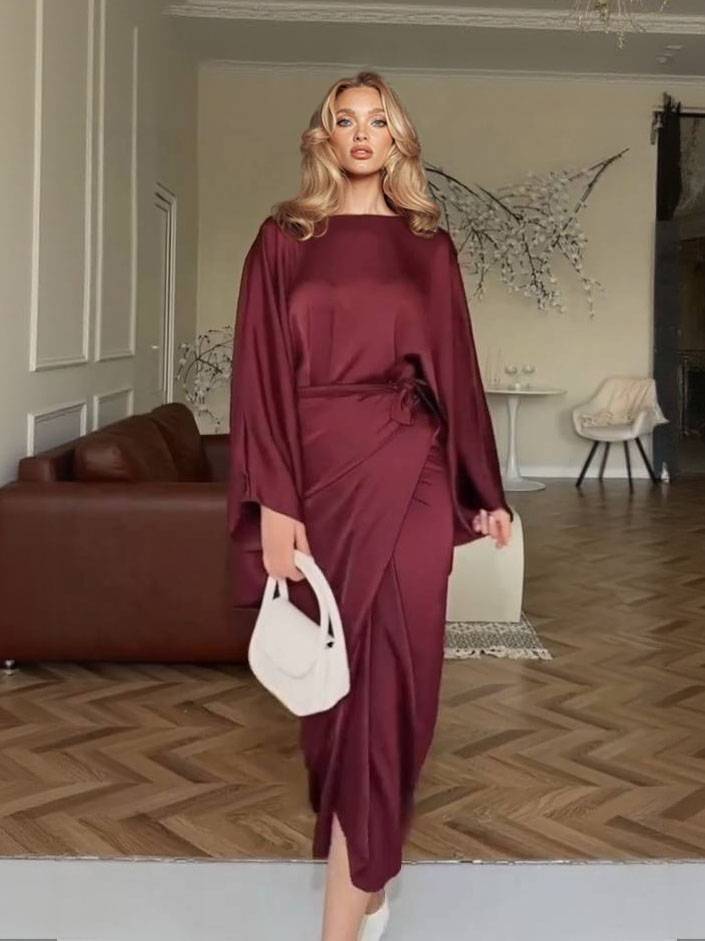 Conjunto minimalista de camisa larga e saia com atacadores