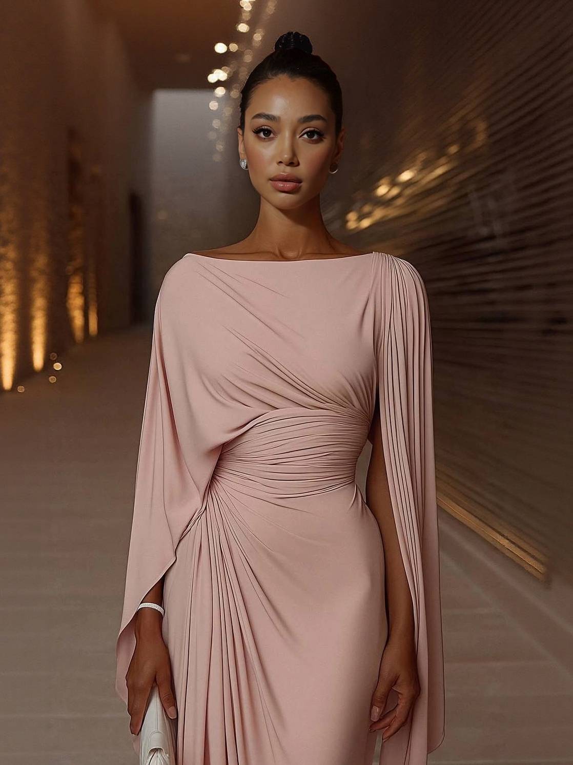 Robe longue ajustée à col bateau et plis