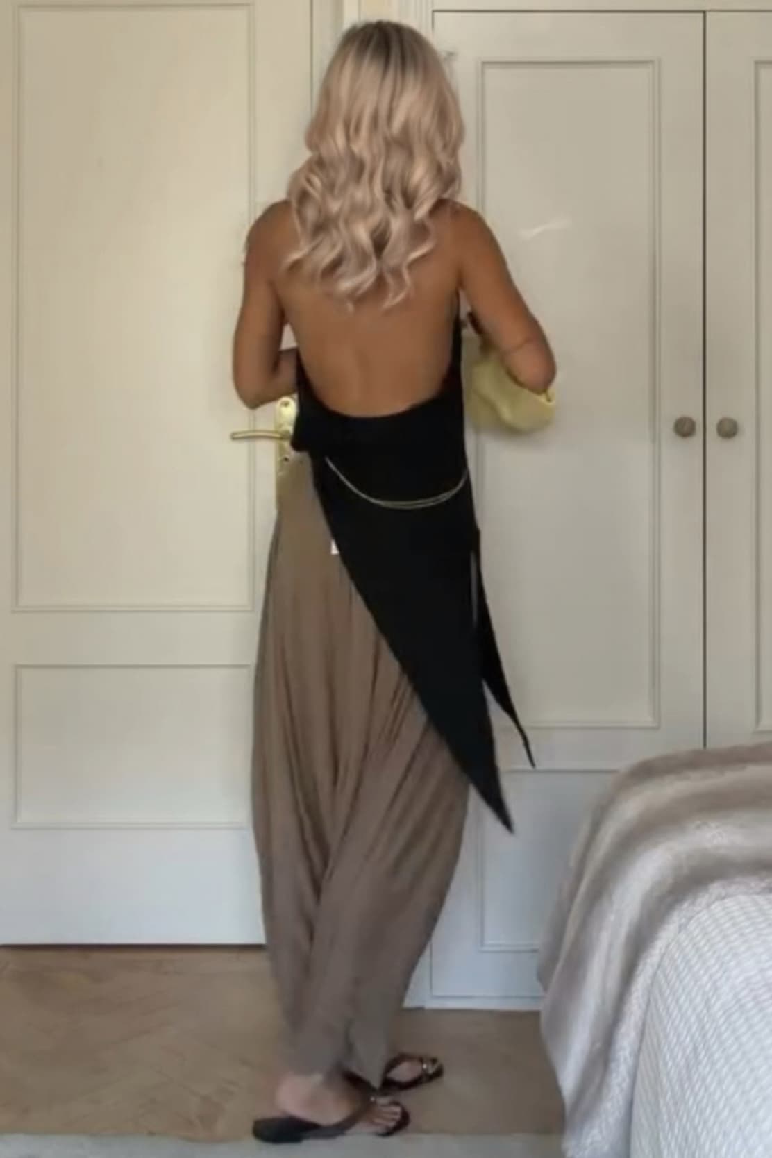 Conjunto de top com alças ao pescoço e cuecas largas