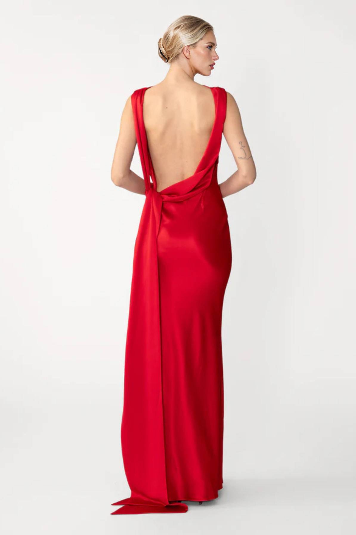 Vestido largo con espalda descubierta y cordones